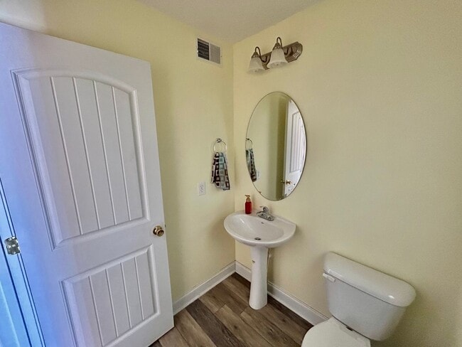 Building Photo - Large 4 Bed, 2.5 bath in Lexington!