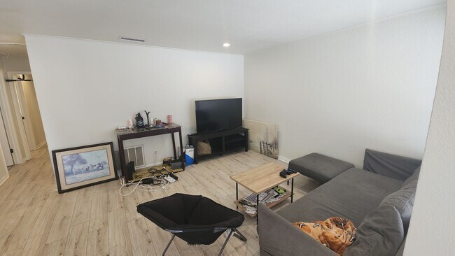 Building Photo - What a deal! a 3 bed house 5 min from DT a...