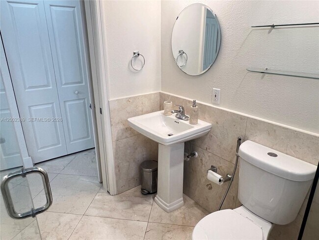 Building Photo - 1750 James Ave