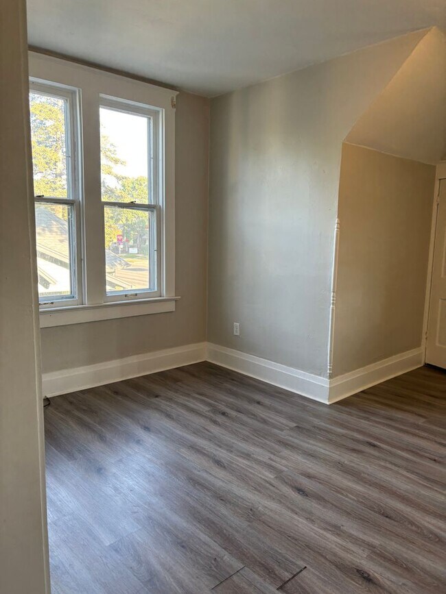 Building Photo - 516