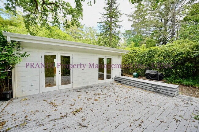 Building Photo - Bright, Stylish Fairfax Home with a Privat...
