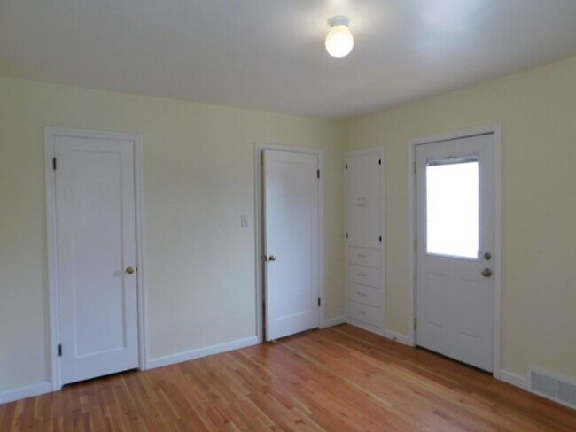 Building Photo - 3Bd/1Ba Two Story House w/ Basement - Avai...