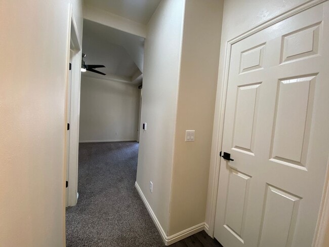 Building Photo - REMODELED TOWNHOME AVAILABLE FOR RENT