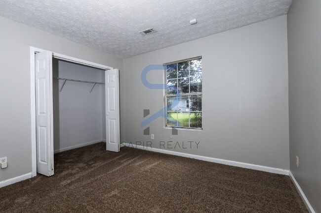 Building Photo - Move in before October 31st and get a $250...