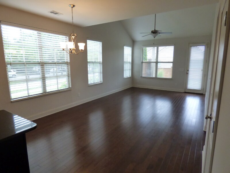 Building Photo - 2000 Bungalow Dr