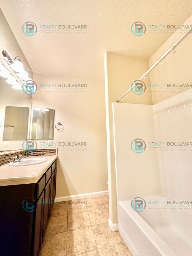 Building Photo - 3 Bedroom 2 Bathroom with Garage covered patio and beautiful yard!