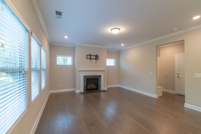 Building Photo - Spacious & Elegant 4 Bedroom Home in Fort ...
