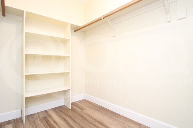 Building Photo - 946 N Ricardo Cir