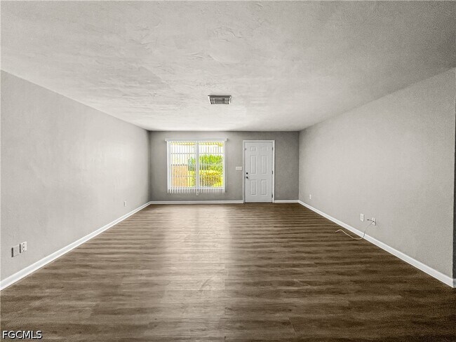 Building Photo - 4511 SE 5th Pl