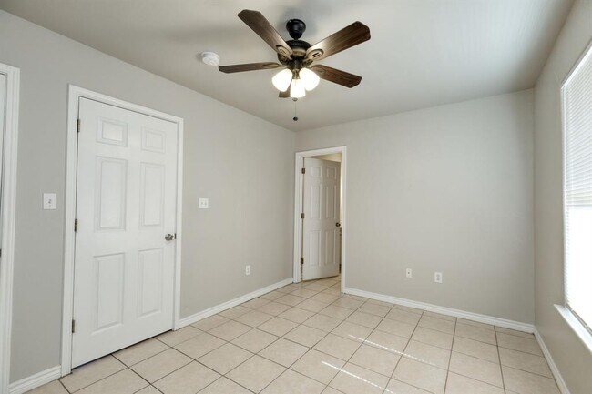 Building Photo - 107 Castleberry Ct