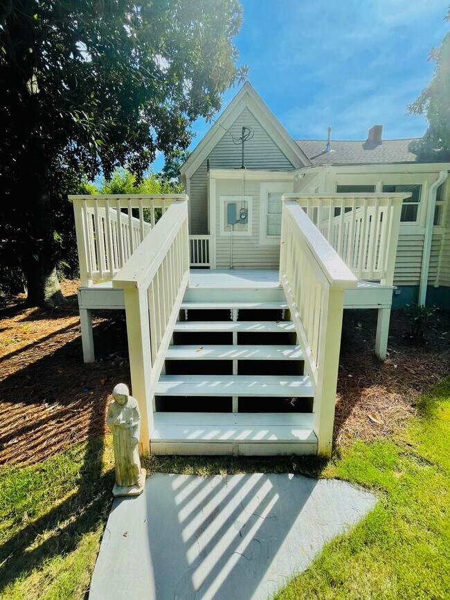 Building Photo - Beautifully restored cottage downtown Madsion