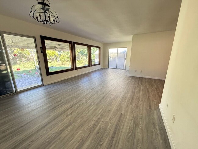 Building Photo - 3 bdr 2 bath Home on Huge lot.