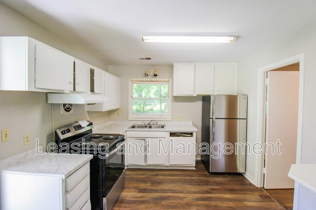 Building Photo - 1428 N Sherwood Dr