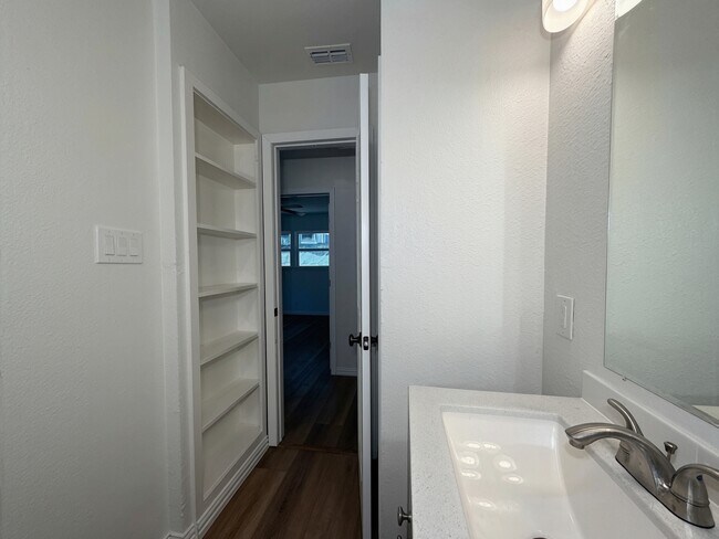 Building Photo - 1108 Park Dr