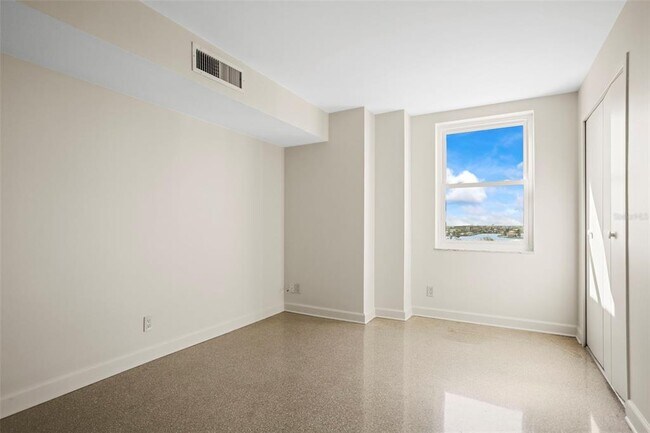 Building Photo - 10355 Paradise Blvd