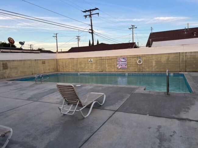 Building Photo - 2 BDRM, 1 BA WITH PRIVATE YARD AND GARAGE!