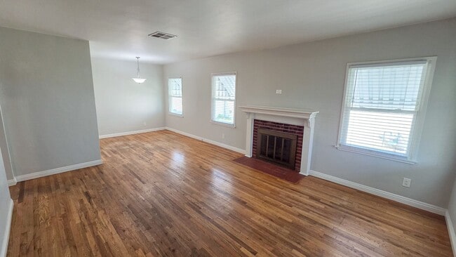 Building Photo - Beautiful 3 Bed 1 Bath House With Double Garage Available Now!