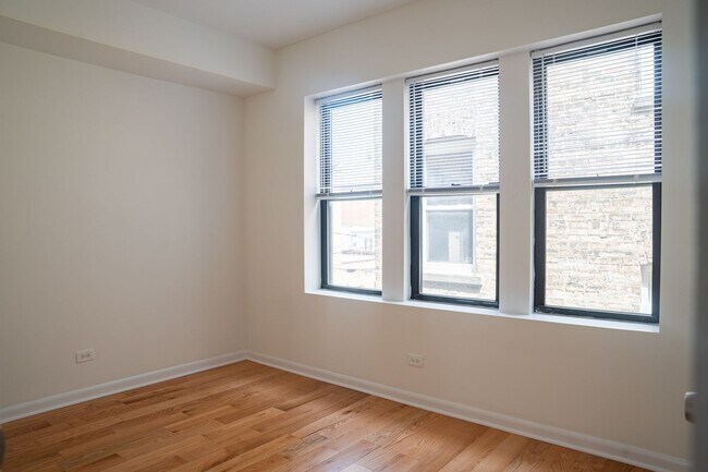 Building Photo - 2504 W Catalpa Ave