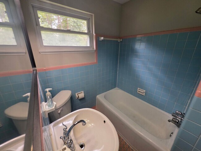 Building Photo - 2412 Bass Ave