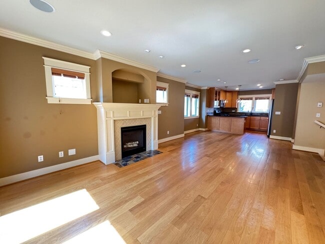 Building Photo - Cozy 3 bed 2.5 bath townhome on North Quee...