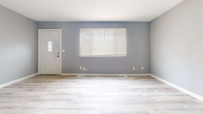 Building Photo - Elyria - updated 2 bedroom/1 bath townhouse.