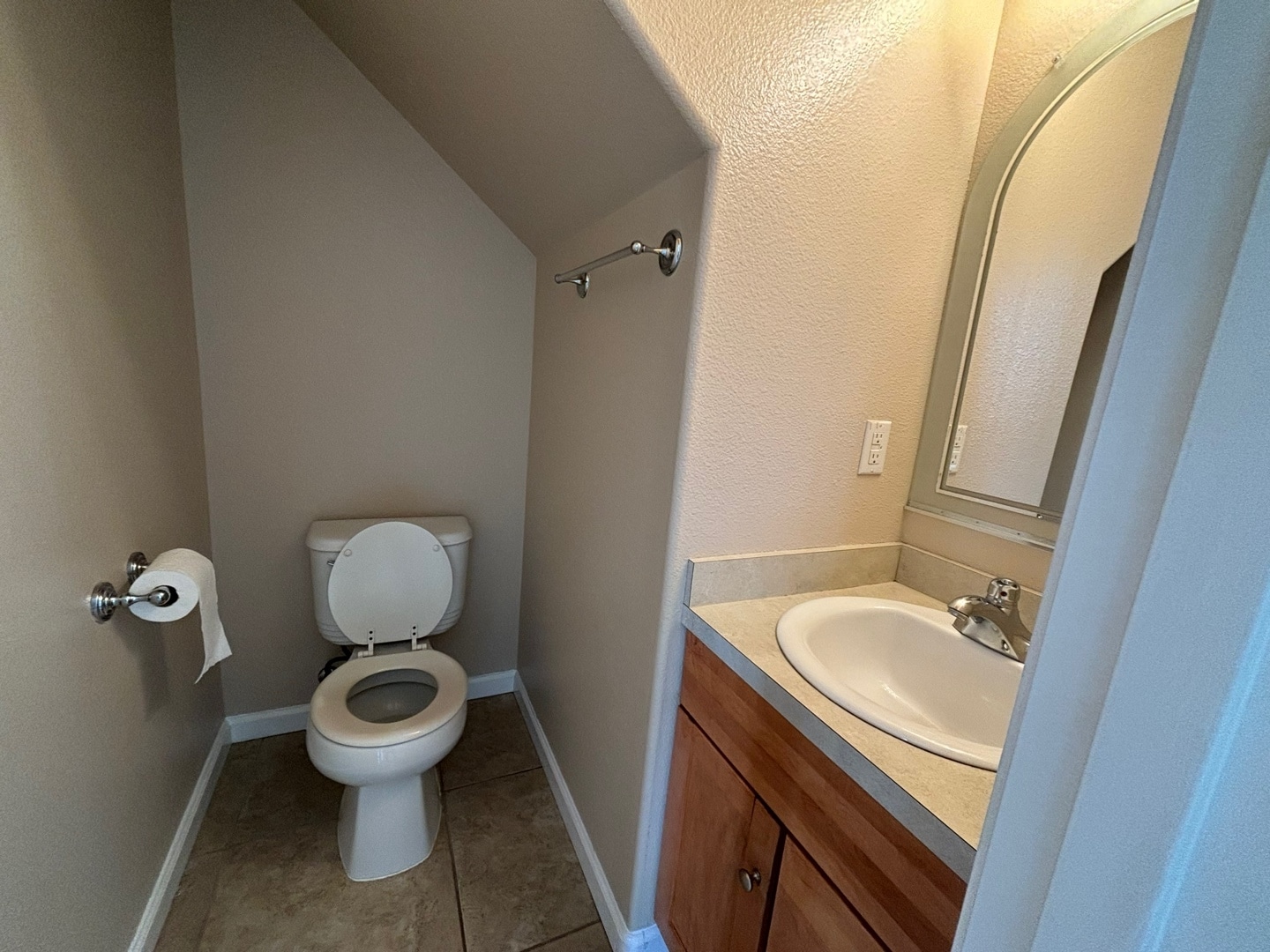 Building Photo - 8819 Lakehurst Dr
