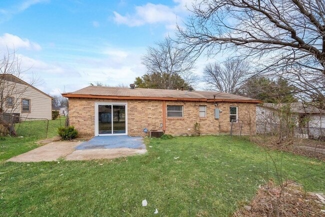 Building Photo - 3864 Castle Hills Dr