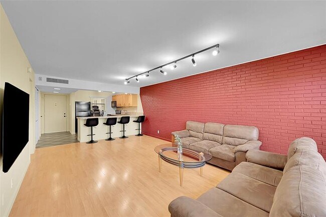 Building Photo - 2304 S Cypress Bend Dr