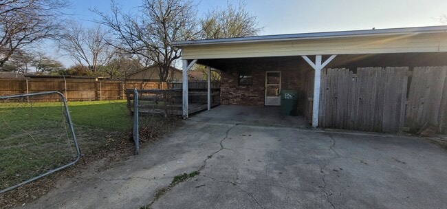 Building Photo - 3 Bedroom and 2 Bath Duplex with Carport a...
