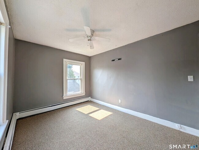 Building Photo - 104 Elm St