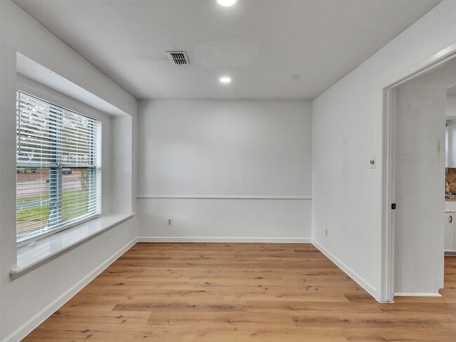 Building Photo - 418 Oakhill Dr