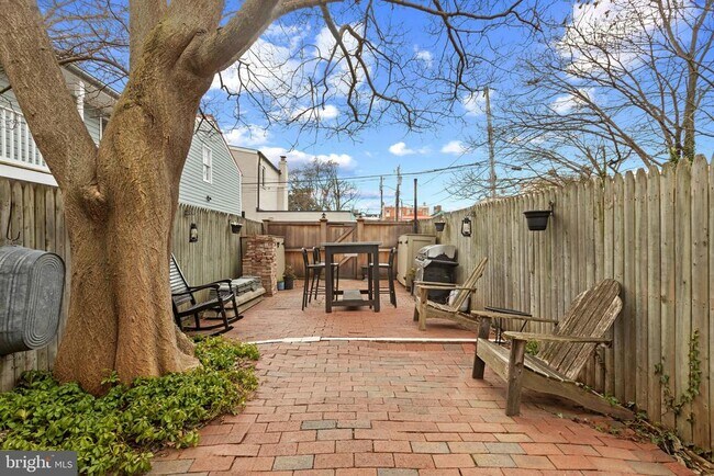 Building Photo - 810 Queen St