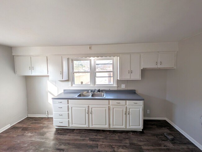 Building Photo - 3-Bedroom, 1-Bathroom Home – $1,225/Month | Accepting Section 8
