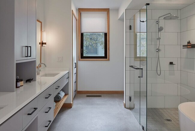 Building Photo - 76 Holworthy St