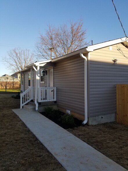 Side entrance - 2 Bigby St