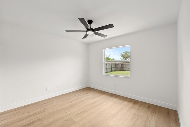 Building Photo - 1313 Pinetta Cir