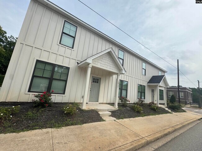 Building Photo - 2035 Rosewood Dr