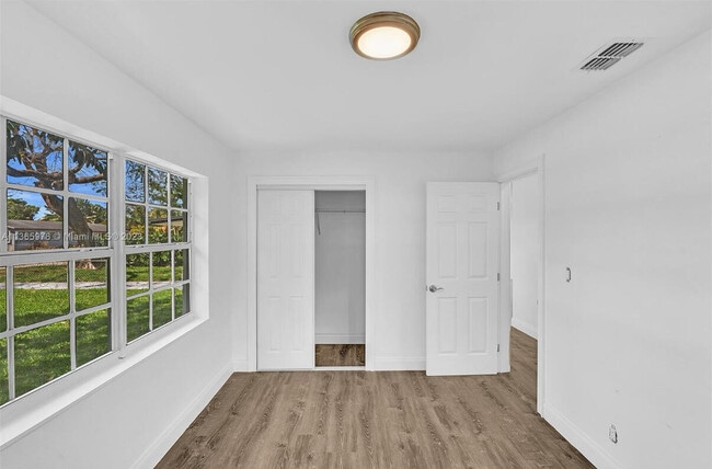 Building Photo - 1150 SW 46th Ave