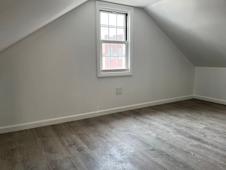 Building Photo - 493 Glenmore Ave