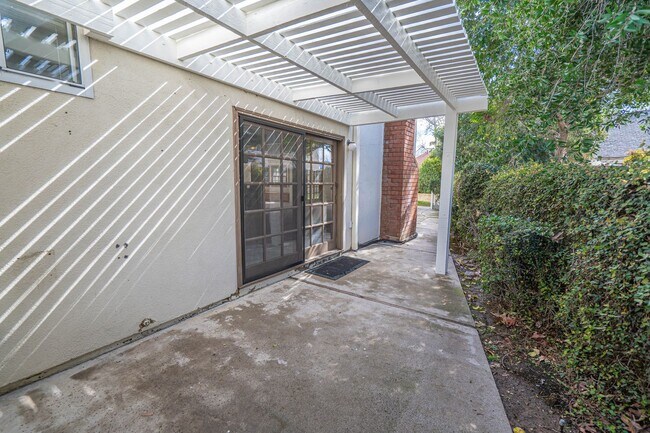 Building Photo - Old Orchard 1 - 4 Bedroom Home in Valencia!