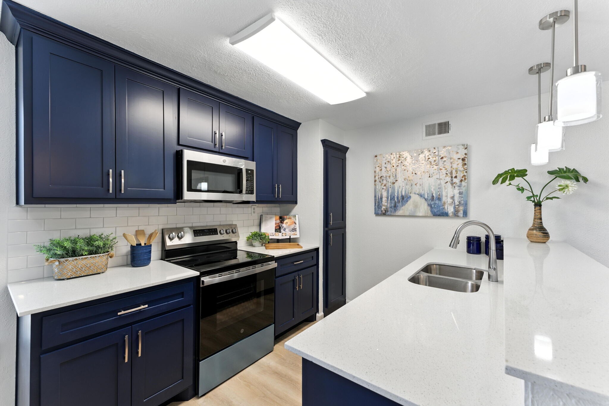 Building Photo - 202 N Kealy Ave