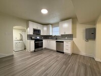 Building Photo - Updated 2BR Townhouse with off street park...