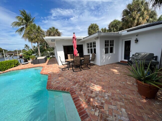 Building Photo - 1653 Poinsettia Dr