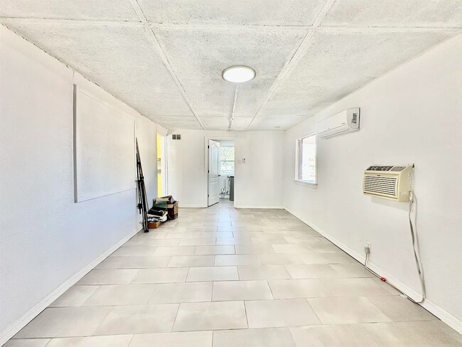 Building Photo - 819 15th St