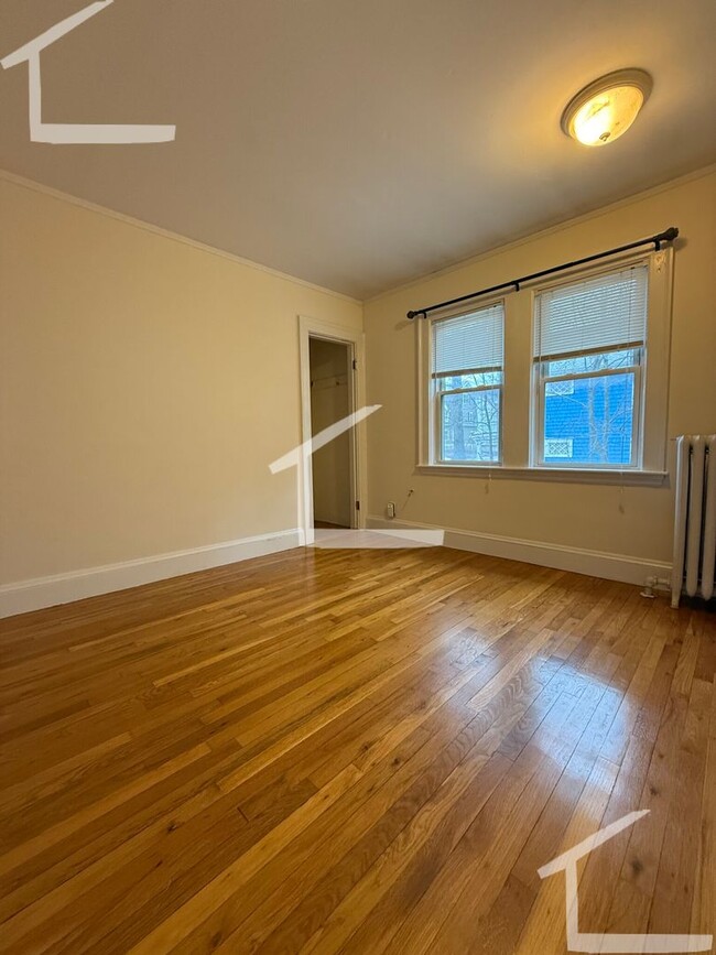 Building Photo - Updated 2 Bed Oak Square