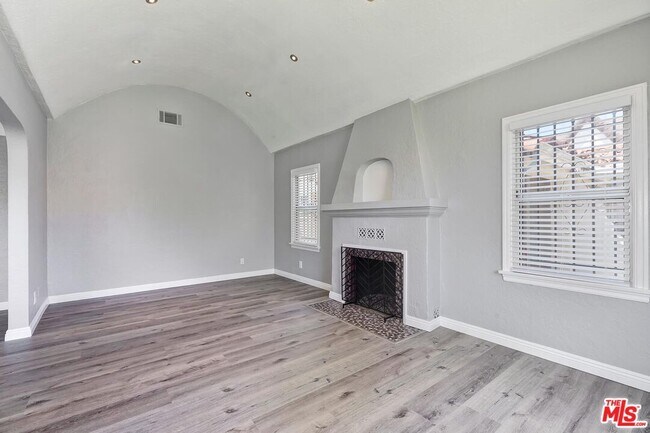 Building Photo - 1110 W 80th St