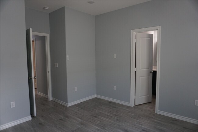 Building Photo - 11753 White Cedar St