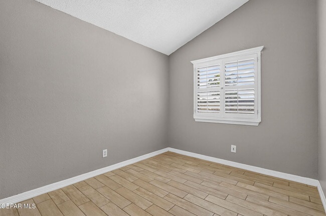 Building Photo - 9128 Bur Oak Cir