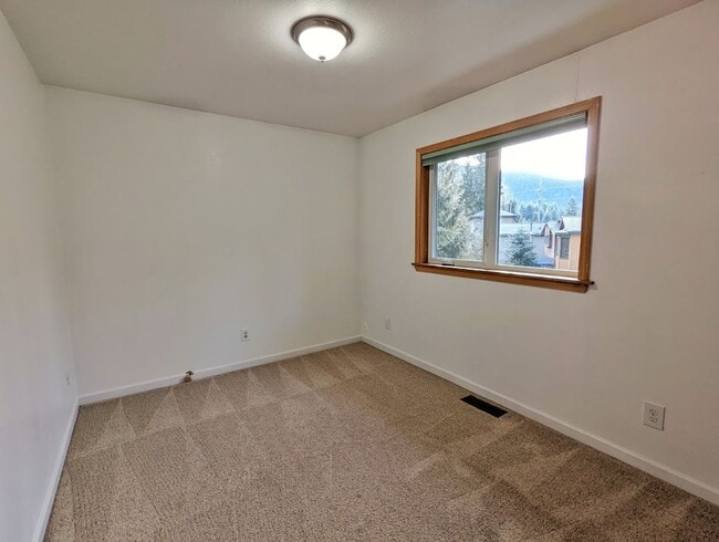 Building Photo - Backloop Sgl Fam Home, 3BD/2BA, Pet Friendly, 2 Car Garage