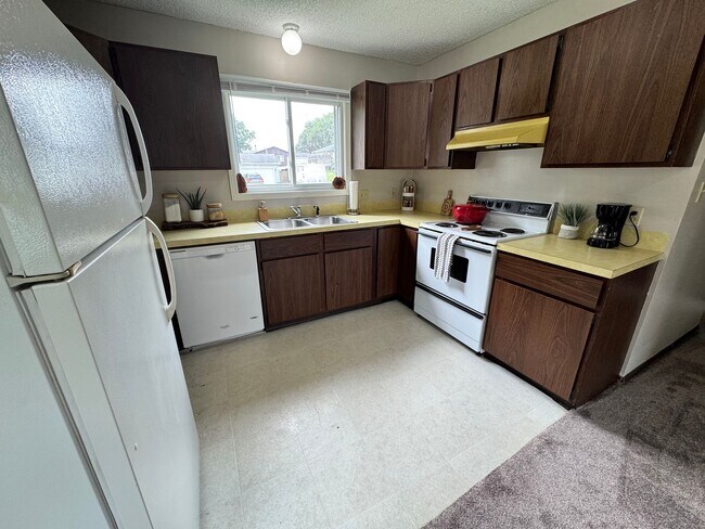 Building Photo - 3 bed, 1.5 bath duplex for rent in Cedar Falls